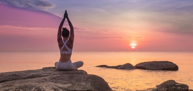 “Sunrise Yoga Trên Đá”: Hoạt Động Yoga Độc Đáo Trên Các Mỏm Đá Tự Nhiên Khi Bình Minh “Sunrise Yoga Trên Đá”: Hoạt Động Yoga Độc Đáo Trên Các Mỏm Đá Tự Nhiên Khi Bình Minh