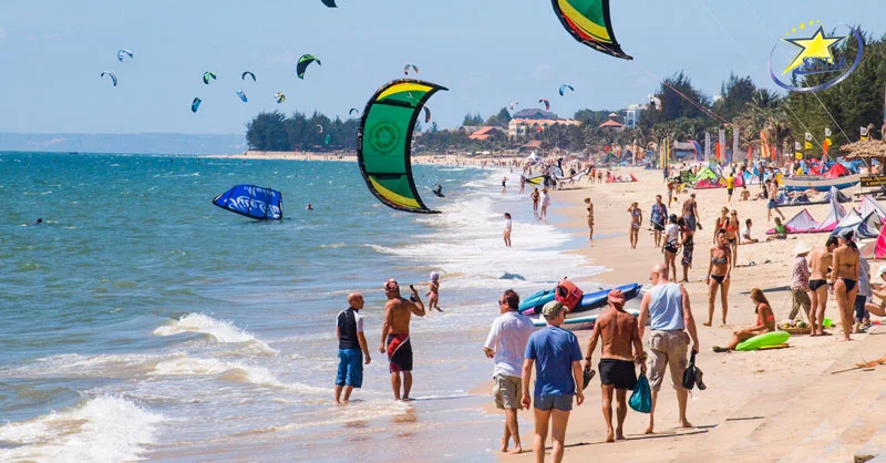 Bãi biển Mũi Né nhộn nhịp vào hè Bãi biển Mũi Né nhộn nhịp vào hè