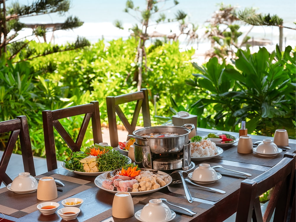 Bữa ăn tại nhà hàng AdoraBay