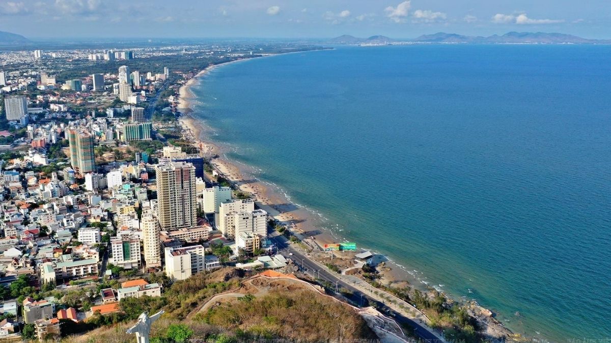 Biển Vũng Tàu nhìn từ trên cao, với đô thị cực kì phát triển Biển Vũng Tàu nhìn từ trên cao, với đô thị cực kì phát triển