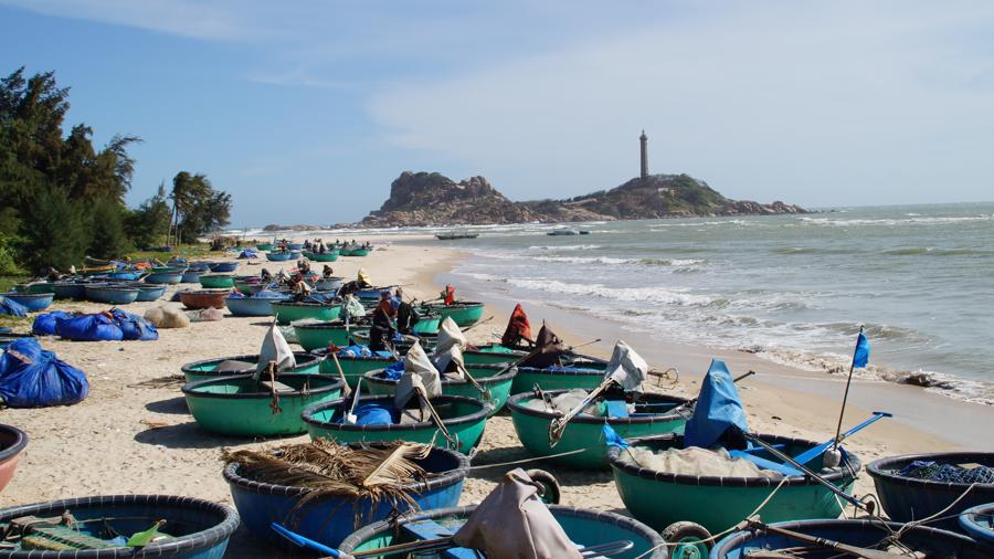 Thuyền thúng tại làng chài Kê Gà, đối diện hải đăng