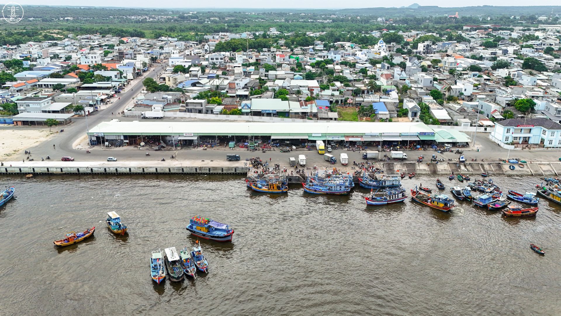 Tàu thuyền neo đậu hàng ngày tại cảng cá Bình Châu Tàu thuyền neo đậu hàng ngày tại cảng cá Bình Châu