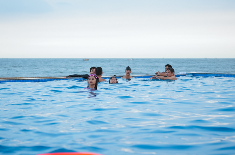 Chill tại Hồ bơi vô cực tại AdoraBay