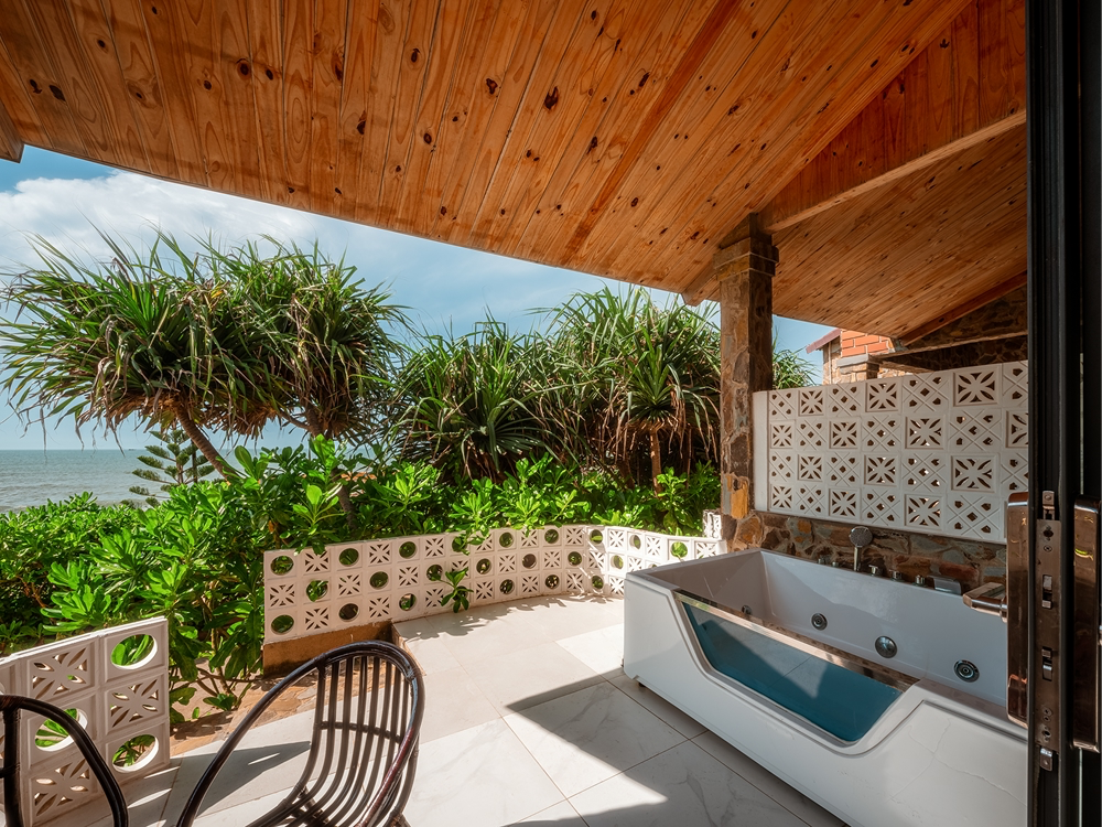 Beachfront Suite 2.webp
