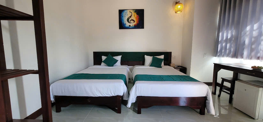 AdoraBay Deluxe Twin Room Hillside Bed.webp